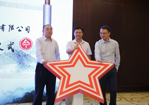 方正電子總裁楊斌（中）、華為中國(guó)區(qū)企業(yè)BG廣電媒資業(yè)務(wù)部副部長(zhǎng)張宏中（右一）、方正電子數(shù)字出版與教育業(yè)務(wù)部總經(jīng)理劉長(zhǎng)明（左一）共同發(fā)布融合云出版解決方案.jpg