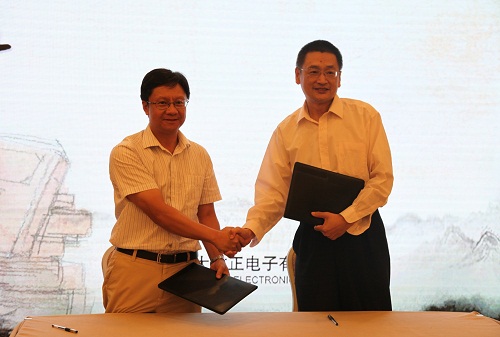 方正電子總裁楊斌（左）、國(guó)家開(kāi)放大學(xué)出版?zhèn)髅郊瘓F(tuán)總編輯、中央廣播電視大學(xué)出版社總編輯任巖（右）代表雙方簽約.jpg