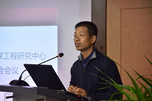 計(jì)算機(jī)所所長(zhǎng)、中心主任郭宗明做研究中心的總體工作匯報(bào).jpg